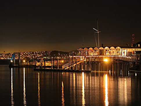  Ansicht von Citysam  Der hiesige Hafen bei Nacht