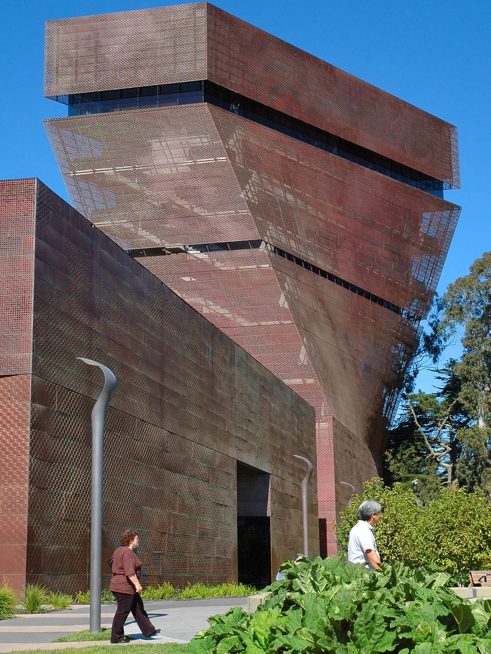  Impressionen Sehenswürdigkeit  Der architektonisch interessante Turm des Hauses